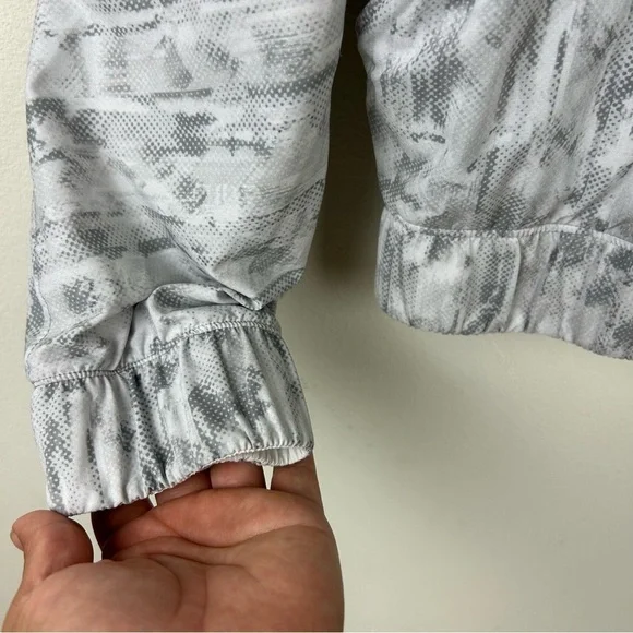 Lululemon Bombs Away Jacket in reversible white/city breeze white multi size: 8 - Picture 7 of 13